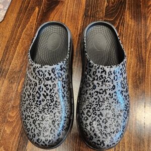 OOFOS OOcloog Womens Size 8 Gray Leopard Limited Edition Clog